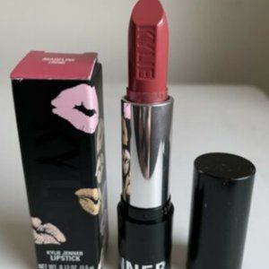Kylie Jenner MADELEINE | CRÈME LIPSTICK